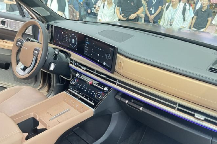 Tiến vào phần nội thất, hình dáng tổng thể tương đồng với ngoại thất, sử dụng những đường thẳng táo bạo và tất cả các cấu hình công nghệ tiêu chuẩn chủ đạo hiện nay cũng có sẵn. Hyundai SantaFe thế hệ mới được trang bị 2 màn hình xuyên thấu 12,3 inch, vô lăng ba chấu đa chức năng, cửa gió điều hòa tích hợp và màn hình cảm ứng 6,6 inch bên dưới, giúp chiếc xe này nâng cao phong cách thời trang đồng thời tối ưu hóa hơn nữa tính năng tiện nghi. thuận tiện hoạt động khi lái xe.