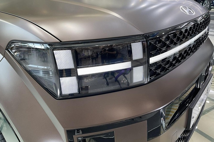 Về phần sức mạnh, Hyundai SantaFe thế hệ mới sẽ được trang bị hệ thống hybrid gồm động cơ 4 xi-lanh tăng áp 2,5 lít và động cơ tăng áp 1,6 lít kết hợp với động cơ 2.5L có công suất cực đại 277 mã lực.