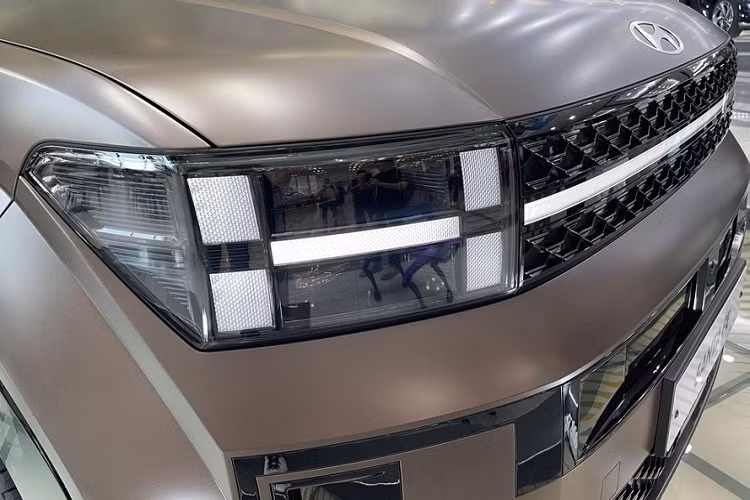 Về phần sức mạnh, Hyundai SantaFe thế hệ mới sẽ được trang bị hệ thống hybrid gồm động cơ 4 xi-lanh tăng áp 2,5 lít và động cơ tăng áp 1,6 lít kết hợp với động cơ 2.5L có công suất cực đại 277 mã lực.