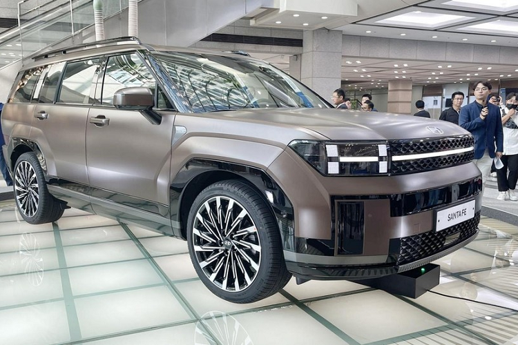 Vào ngày 12/9/2023, Hyundai đã tiết lộ rằng, SantaFe thế hệ mới sẽ ra mắt tại thị trường Trung Quốc vào năm 2024. So với thế hệ cũ đang bán ở nước ta, xe thiết kế hoàn toàn khác biệt, to hơn, và cũng dài đáng kể. Hiện chưa rõ khi nào SantaFe thế hệ mới, mẫu SUV cỡ trung mang thương hiệu Hyundai mới có lịch ra mắt tại thị trường Việt Nam.