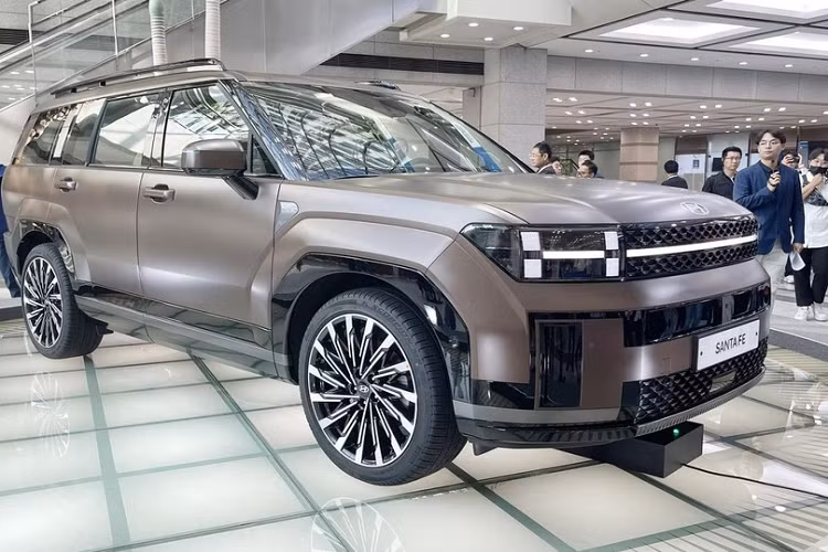 Vào ngày 12/9/2023, Hyundai đã tiết lộ rằng, SantaFe thế hệ mới sẽ ra mắt tại thị trường Trung Quốc vào năm 2024. So với thế hệ cũ đang bán ở nước ta, xe thiết kế hoàn toàn khác biệt, to hơn, và cũng dài đáng kể. Hiện chưa rõ khi nào SantaFe thế hệ mới, mẫu SUV cỡ trung mang thương hiệu Hyundai mới có lịch ra mắt tại thị trường Việt Nam.