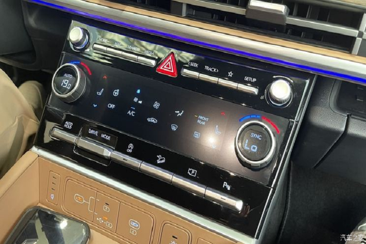 Điều đáng nói là SangYup Lee, phó chủ tịch điều hành của Hyundai Motor, từng nói: “SantaFe mới tìm thấy sự cân bằng hoàn hảo giữa cuộc sống thành thị và các hoạt động ngoài trời, đồng thời có thể xử lý mọi thứ từ những chuyến du lịch bận rộn của gia đình cho đến những chuyến phiêu lưu cắm trại trên ô tô....