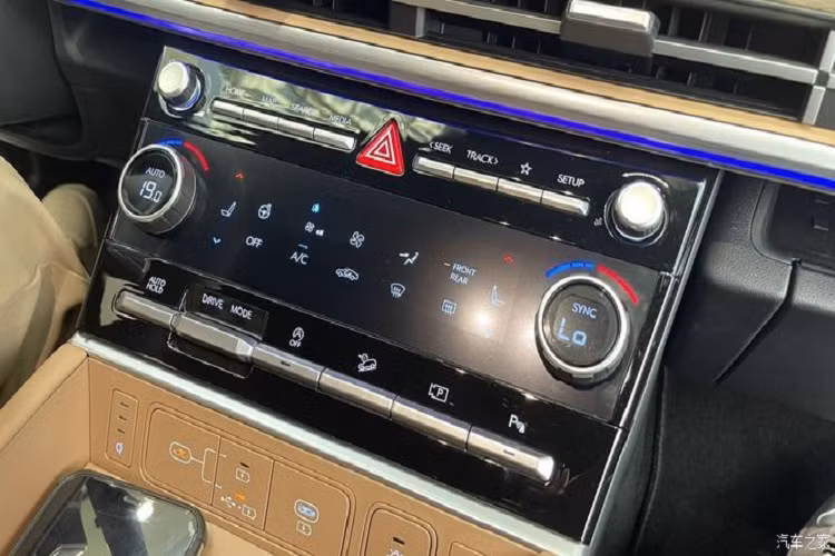 Điều đáng nói là SangYup Lee, phó chủ tịch điều hành của Hyundai Motor, từng nói: “SantaFe mới tìm thấy sự cân bằng hoàn hảo giữa cuộc sống thành thị và các hoạt động ngoài trời, đồng thời có thể xử lý mọi thứ từ những chuyến du lịch bận rộn của gia đình cho đến những chuyến phiêu lưu cắm trại trên ô tô....