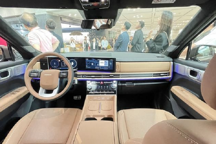 Ở phía sau, chiếc xe Hyundai SantaFe thế hệ mới áp dụng thiết kế hoàn toàn mới, với dạng nắp cốp dọc, mang đến một chút cảm giác crossover. Đồng thời, nó không áp dụng thiết kế đèn hậu dạng xuyên thấu phổ biến hiện nay mà được thêm thành phần H vào nhóm đèn hậu hình chữ nhật để tô điểm, mang lại khả năng nhận diện tốt.