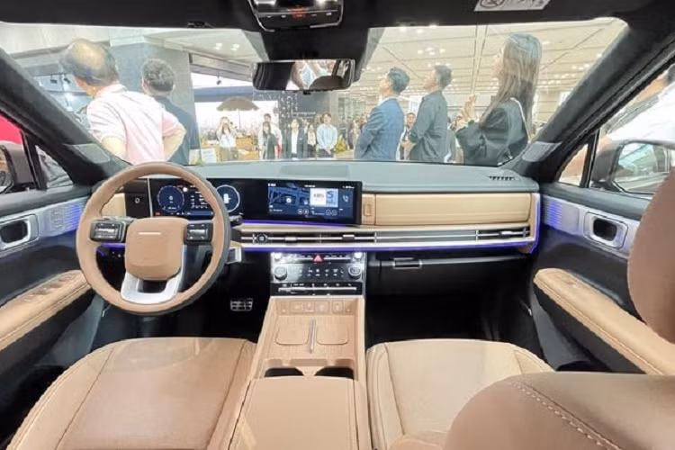 Ở phía sau, chiếc xe Hyundai SantaFe thế hệ mới áp dụng thiết kế hoàn toàn mới, với dạng nắp cốp dọc, mang đến một chút cảm giác crossover. Đồng thời, nó không áp dụng thiết kế đèn hậu dạng xuyên thấu phổ biến hiện nay mà được thêm thành phần H vào nhóm đèn hậu hình chữ nhật để tô điểm, mang lại khả năng nhận diện tốt.