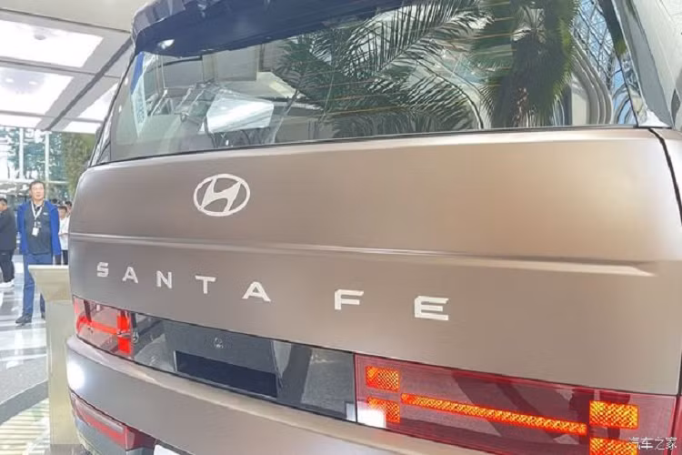 Hộp số tự động ly hợp kép 8 cấp, người mua có thể lựa chọn phiên bản dẫn động cầu trước hoặc dẫn động 4 bánh. Mức giá xe Hyundai SantaFe 2024 tại thị trường Trung Quốc hiện vẫn chưa được công bố chính thức.