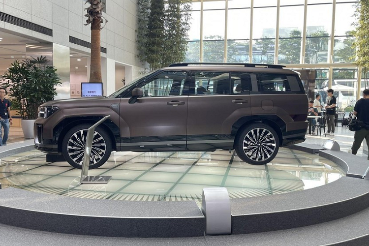 Về ngoại hình, Hyundai SantFe thế hệ mới áp dụng phong cách thiết kế hoàn toàn khác lạ so với các phiên bản trước, điều đó khiến tổng thể xe vuông vắn và cứng cáp hơn, trông giống thiết kế của các mẫu xe nhà Land Rover.