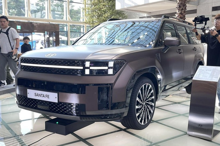 Vào giữa tháng 8 năm 2023, tập đoàn Hyundai đã vén màn chiếc xe SUV cỡ trung của mình tại quê nhà Hàn Quốc, chiếc Hyundai SantaFe 2024 mới với ngoại thất, nội thất, động cơ và nhiều thứ khác đều mới mẻ. Nhiều người đã nhận định, xe áp dụng phong cách thiết kế hoàn toàn mới, phá vỡ ấn tượng vốn có của SantaFe trước đây.