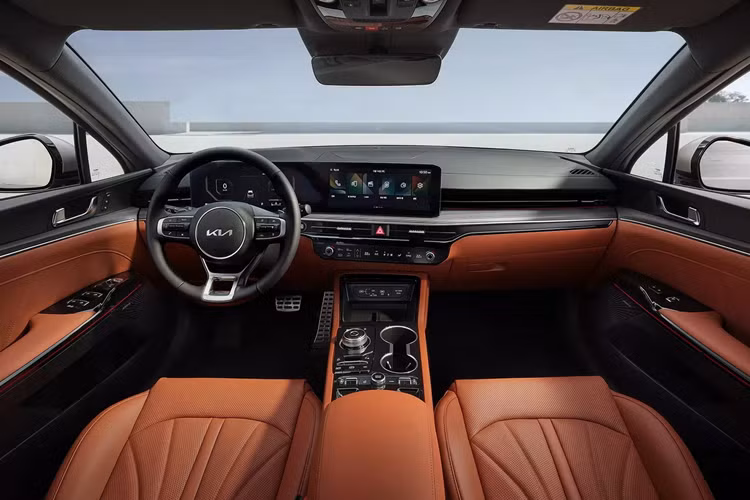 Bên trong, Kia K5 facelift có màn hình cong toàn cảnh đẹp hơn, tích hợp bảng đồng hồ kỹ thuật số và màn hình cảm ứng trung tâm cùng có kích thước 12,3 inch.