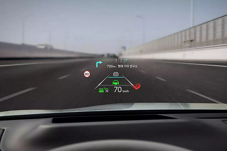 Màn hình hiển thị thông tin kính lái HUD; cửa cốp chỉnh điện; kính cách âm 2 lớp; camera hành trình trước sau; cập nhật phần mềm qua Wifi; công nghệ khóa kỹ thuật số Digital Key 2, hệ thống âm thanh cao cấp 12 loa tùy chọn của KRELL, máy quét vân tay và ghế sau gập 60:40...