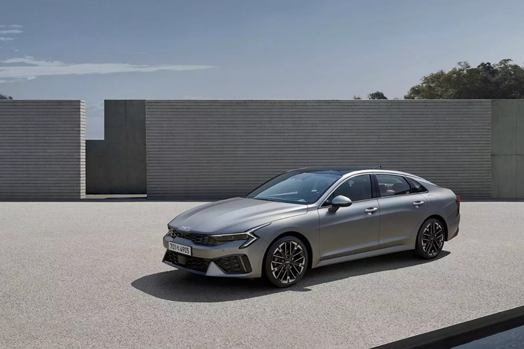 Động cơ hybrid, bao gồm máy xăng SmartStream G2.0 HEV, mô-tơ điện và hộp số tự động 6 cấp. Hệ truyền động này tạo ra công suất tổng cộng 152 mã lực và mô-men xoắn cực đại 188 Nm.