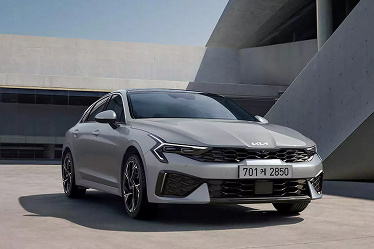 Camera bên sườn của xe sẽ hiển thị hình ảnh khu vực phía sau xe lên bảng đồng hồ kỹ thuật số khi người lái bật đèn xi nhan. Cung cấp sức mạnh cho Kia K5 2024 là 4 tùy chọn động cơ giống như cũ.