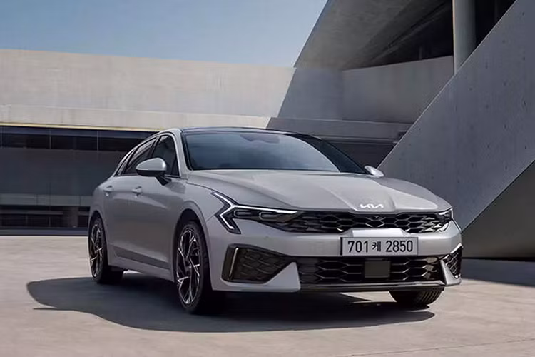 Camera bên sườn của xe sẽ hiển thị hình ảnh khu vực phía sau xe lên bảng đồng hồ kỹ thuật số khi người lái bật đèn xi nhan. Cung cấp sức mạnh cho Kia K5 2024 là 4 tùy chọn động cơ giống như cũ.