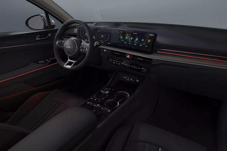 Kia K5 2024 cũng sở hữu hàng loạt tính năng hỗ trợ lái như: vô lăng rung để cảnh báo, cảnh báo khoảng cách đỗ xe phía sau và hỗ trợ tránh va chạm khi lùi trong bãi đỗ.