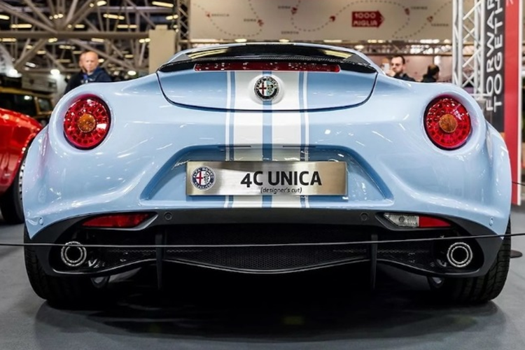 Cung cấp sức mạnh cho Alfa Romeo 4C Unica thể thao là khối động cơ 4 xy-lanh thẳng hàng 1.75L tăng áp, sản sinh công suất tối đa 240 mã lực và mô-men xoắn cực đại 350 Nm. Động cơ được kết hợp cùng hộp số ly hợp kép 6 cấp và hệ dẫn động cầu sau.