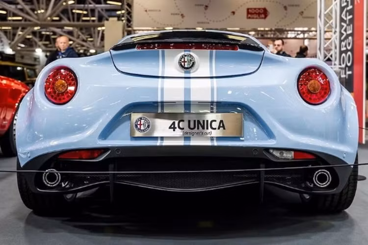 Cung cấp sức mạnh cho Alfa Romeo 4C Unica thể thao là khối động cơ 4 xy-lanh thẳng hàng 1.75L tăng áp, sản sinh công suất tối đa 240 mã lực và mô-men xoắn cực đại 350 Nm. Động cơ được kết hợp cùng hộp số ly hợp kép 6 cấp và hệ dẫn động cầu sau.