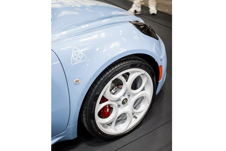 Dù không chia sẻ ảnh nội thất, nhưng theo nhiều nguồn tin, khoang cabin của xe nổi bật với hai tông màu đen và nâu đơn giản, đi cùng tấm bảng đặc biệt ghi số lượng sản xuất chỉ 1 chiếc.