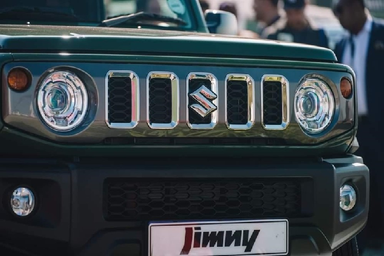 Cuối cùng là những trang bị an toàn như 6 túi khí, camera lùi, hệ thống kiểm soát hành trình, móc ghế trẻ em, hệ thống cân bằng điện tử, hỗ trợ khởi hành ngang dốc, hệ thống chống bó cứng phanh ABS và phân phối lực phanh điện tử EBD. Hiện giá bán Suzuki Jimny 5 cửa ở thị trường Nam Phi chưa được công bố. 