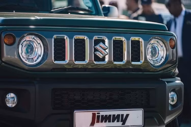 Cuối cùng là những trang bị an toàn như 6 túi khí, camera lùi, hệ thống kiểm soát hành trình, móc ghế trẻ em, hệ thống cân bằng điện tử, hỗ trợ khởi hành ngang dốc, hệ thống chống bó cứng phanh ABS và phân phối lực phanh điện tử EBD. Hiện giá bán Suzuki Jimny 5 cửa ở thị trường Nam Phi chưa được công bố. 