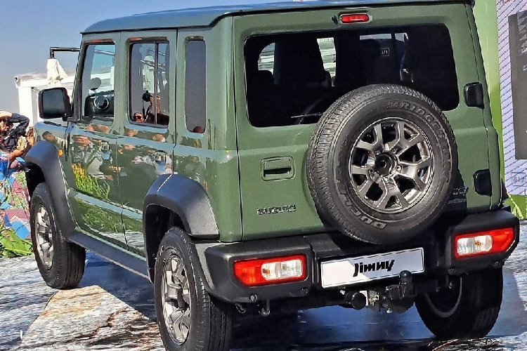 Trang bị của Suzuki Jimny 5 cửa tại thị trường Nam Phi không khác biệt nhiều so với phiên bản 3 cửa. Xe cũng có lưới tản nhiệt mạ crôm, đèn pha LED tự động bật/tắt, vành hợp kim 15 inch, lốp dự phòng trên cửa cốp sau, ghế bọc nỉ, vô lăng bọc da, tích hợp phím chức năng và hệ thống điều hòa tự động. 