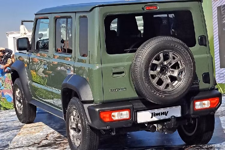 Trang bị của Suzuki Jimny 5 cửa tại thị trường Nam Phi không khác biệt nhiều so với phiên bản 3 cửa. Xe cũng có lưới tản nhiệt mạ crôm, đèn pha LED tự động bật/tắt, vành hợp kim 15 inch, lốp dự phòng trên cửa cốp sau, ghế bọc nỉ, vô lăng bọc da, tích hợp phím chức năng và hệ thống điều hòa tự động. 