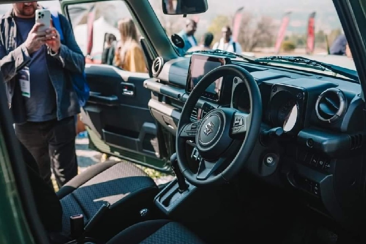 Dù có kích thước lớn hơn nhưng Suzuki Jimny 5 cửa vẫn chỉ được trang bị nội thất 4 chỗ ngồi như bản 3 cửa. Tuy nhiên, khác với phiên bản 3 cửa, Suzuki Jimny 5 cửa ở Nam Phi lại dùng màn hình cảm ứng trung tâm cỡ lớn hơn với kích thước 9 inch, hỗ trợ kết nối với điện thoại thông minh qua Apple CarPlay/Android Auto. 