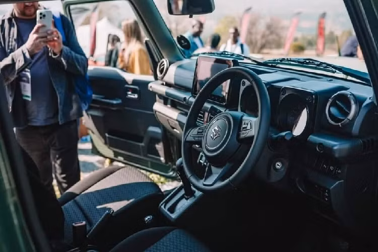 Dù có kích thước lớn hơn nhưng Suzuki Jimny 5 cửa vẫn chỉ được trang bị nội thất 4 chỗ ngồi như bản 3 cửa. Tuy nhiên, khác với phiên bản 3 cửa, Suzuki Jimny 5 cửa ở Nam Phi lại dùng màn hình cảm ứng trung tâm cỡ lớn hơn với kích thước 9 inch, hỗ trợ kết nối với điện thoại thông minh qua Apple CarPlay/Android Auto. 