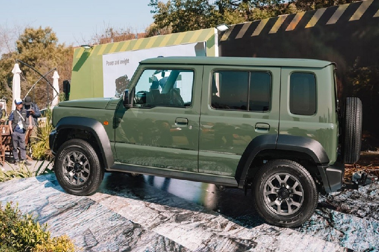  Suzuki Jimny 2024 phiên bản 5 cửa đã lần đầu tiên trình làng ở thị trường Ấn Độ vào đầu năm nay. Sau Ấn Độ, mẫu SUV việt dã cỡ nhỏ này tiếp tục ra mắt một thị trường khác trên thế giới là Nam Phi. Trong sự kiện Festival of Motoring 2023 diễn ra tại Gauteng, Suzuki Jimny 5 cửa đã chính thức được giới thiệu với khách hàng Nam Phi. 