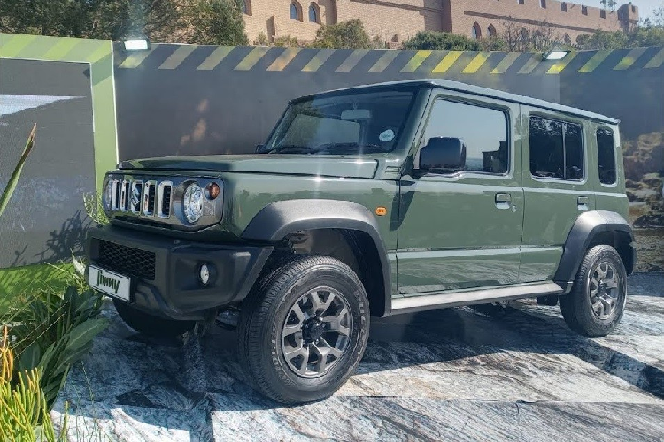 Nằm bên dưới nắp ca-pô của Suzuki Jimny 5 cửa tiếp tục là động cơ xăng 4 xi-lanh, hút khí tự nhiên, dung tích 1.5L, sản sinh công suất tối đa 105 mã lực tại tua máy 6.000 vòng/phút và mô-men xoắn cực đại 134 Nm tại tua máy 4.000 vòng/phút. Động cơ kết hợp với hộp số sàn 5 cấp hoặc tự động 4 cấp và hệ dẫn động 4 bánh AllGrip Pro với hộp số phụ. 