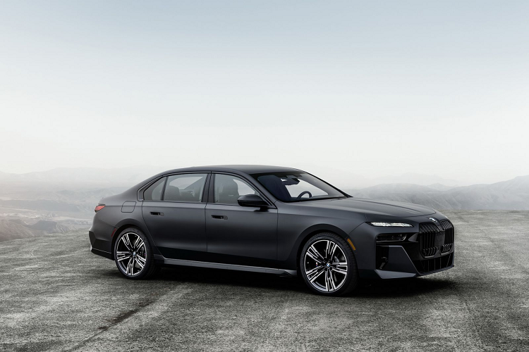 Ngoài ra là BMW 760i 2023 được trang bị động cơ xăng V8 cùng công nghệ mild hybrid 48V, sản sinh công suất tối đa 536 mã lực và mô-men xoắn cực đại 750 Nm. Động cơ kết hợp với hệ dẫn động 4 bánh toàn thời gian. Bên cạnh đó còn có thêm 2 phiên bản là 750e xDrive và M760e xDrive cùng 735i ở một số thị trường, sẽ cho ra công suất khác nhau.