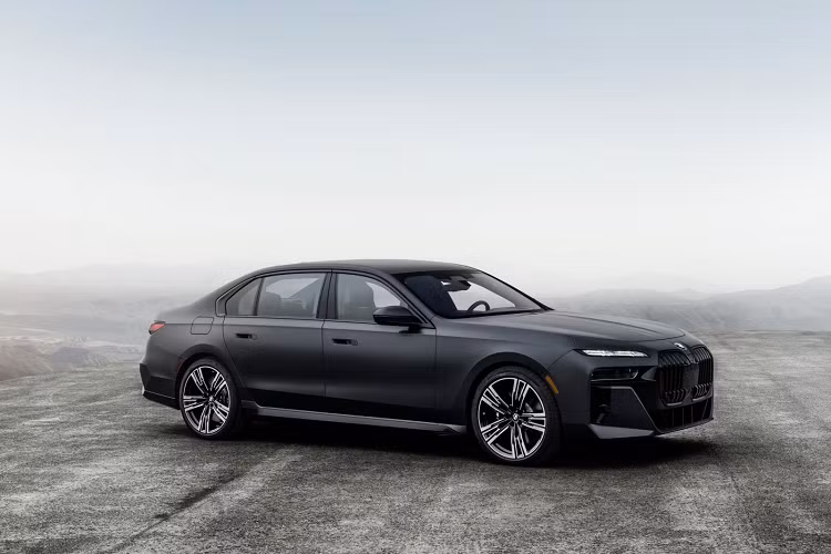 Ngoài ra là BMW 760i 2023 được trang bị động cơ xăng V8 cùng công nghệ mild hybrid 48V, sản sinh công suất tối đa 536 mã lực và mô-men xoắn cực đại 750 Nm. Động cơ kết hợp với hệ dẫn động 4 bánh toàn thời gian. Bên cạnh đó còn có thêm 2 phiên bản là 750e xDrive và M760e xDrive cùng 735i ở một số thị trường, sẽ cho ra công suất khác nhau.