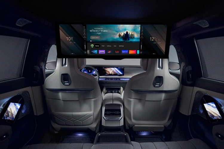 Hình ảnh hiếm hoi về chiếc xe sang BMW 7-Series 2023 đầu tiên lộ ảnh xuất hiện tại Việt Nam cho thấy xe có ngoại thất màu đen, điểm nhấn là phần cản va trước mạ crôm sáng bóng và còn có 1 thanh ngang chia đôi hốc gió giữa, đây nhiều khả năng có thể là bản tiêu chuẩn.