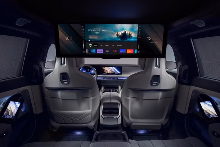 Hình ảnh hiếm hoi về chiếc xe sang BMW 7-Series 2023 đầu tiên lộ ảnh xuất hiện tại Việt Nam cho thấy xe có ngoại thất màu đen, điểm nhấn là phần cản va trước mạ crôm sáng bóng và còn có 1 thanh ngang chia đôi hốc gió giữa, đây nhiều khả năng có thể là bản tiêu chuẩn.