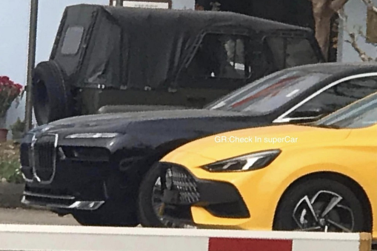 Vào tháng 4 năm ngoái, hãng xe sang Đức đã chính thức vén màn chiếc sedan hạng sang cỡ lớn BMW 7-Series thế hệ thứ 7 với phong cách ngoại thất lột xác hoàn toàn, mang đến sự cá tính hơn cho xe, cũng như việc nội thất được lắp đầy nhiều màn hình giải trí với con "át chủ bài" với màn hình lên đến 31 inch cùng 2 màn hình cảm hứng ở bệ tì tay trên cửa sau.