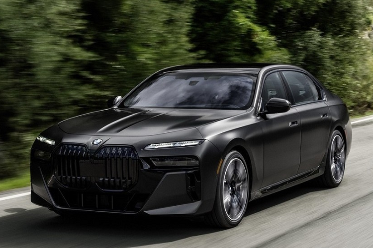 Chưa hết, BMW 7-Series 2023 có trang bị bảng đồng hồ kỹ thuật số 12,3 inch và màn hình thông tin giải trí 14,9 inch với màn hình cong, trên mặt táp-lô còn xuất hiện dải cảm ứng Interaction Bar, sau cùng là 2 màn hình cảm ứng 5,5 inch đặt ở bệ tì tay trên cửa sau.