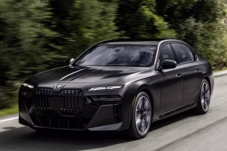 Chưa hết, BMW 7-Series 2023 có trang bị bảng đồng hồ kỹ thuật số 12,3 inch và màn hình thông tin giải trí 14,9 inch với màn hình cong, trên mặt táp-lô còn xuất hiện dải cảm ứng Interaction Bar, sau cùng là 2 màn hình cảm ứng 5,5 inch đặt ở bệ tì tay trên cửa sau.