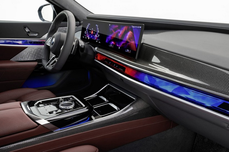 Rất dễ nhận ra BMW 7-Series thế hệ thứ 7 so với các phiên bản đang bán chính hãng tại Việt Nam nhờ cụm đèn pha LED và dải đèn LED chiếu sáng ban ngày thiết kế mới, dải đèn LED nằm phía trên, tách biệt hoàn toàn với đôi mắt của xe đặt dưới, lưới tản nhiệt đôi hình "quả thận" được mở rộng, kéo dài chạm đến hốc gió giữa đầu xe.