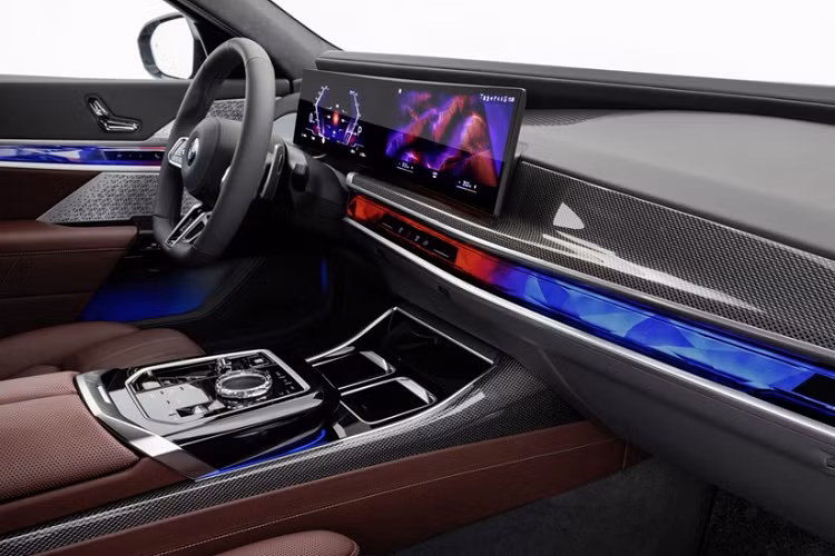 Rất dễ nhận ra BMW 7-Series thế hệ thứ 7 so với các phiên bản đang bán chính hãng tại Việt Nam nhờ cụm đèn pha LED và dải đèn LED chiếu sáng ban ngày thiết kế mới, dải đèn LED nằm phía trên, tách biệt hoàn toàn với đôi mắt của xe đặt dưới, lưới tản nhiệt đôi hình "quả thận" được mở rộng, kéo dài chạm đến hốc gió giữa đầu xe.