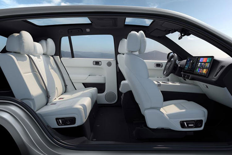 Về nội công, xe Li Auto L9 Pro 2023 mới vẫn được trang bị động cơ 4 xi-lanh, dung tích 1.5 lít dạng mở rộng phạm vi hoạt động, nó không trực tiếp cung cấp năng lượng cho các bánh xe, vì thế, sức mạnh chính nằm ở 2 động cơ điện với công suất cực đại của động cơ dẫn động cầu trước là 130 kW, tương đương 174 mã lực và công suất cực đại của động cơ dẫn động cầu sau là 200 kW, tương đương 268 mã lực.