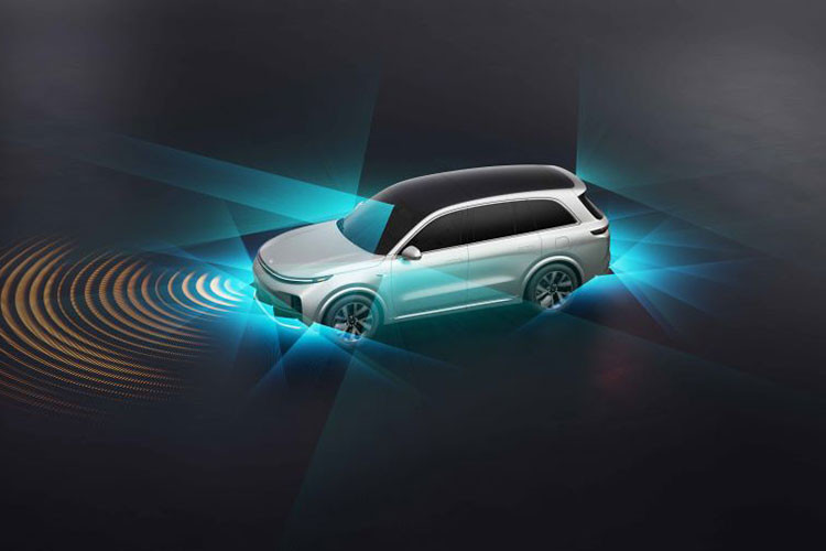 Vòng ra bên sườn xe, nơi Li Auto L9 Pro có bộ mâm đa chấu kép mới, mui xe thiết kế lơ lửng rất đẹp mắt, đằng sau xe, hệ thống đèn hậu LED xuyên thấu vẫn được áp dụng, tạo thành bộ mặt đồng nhất khi so sánh với dải đèn LED phía trước. Thậm chí là Li Auto L9 Pro còn không để lộ ra ống xả, khiến phần cản va sau khá trống trải, có vẻ như Li Auto muốn nhắc khách hàng rằng hãng sẽ điện khí hóa mẫu xe này.