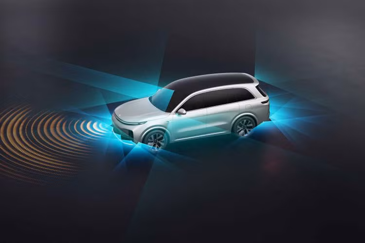 Vòng ra bên sườn xe, nơi Li Auto L9 Pro có bộ mâm đa chấu kép mới, mui xe thiết kế lơ lửng rất đẹp mắt, đằng sau xe, hệ thống đèn hậu LED xuyên thấu vẫn được áp dụng, tạo thành bộ mặt đồng nhất khi so sánh với dải đèn LED phía trước. Thậm chí là Li Auto L9 Pro còn không để lộ ra ống xả, khiến phần cản va sau khá trống trải, có vẻ như Li Auto muốn nhắc khách hàng rằng hãng sẽ điện khí hóa mẫu xe này.