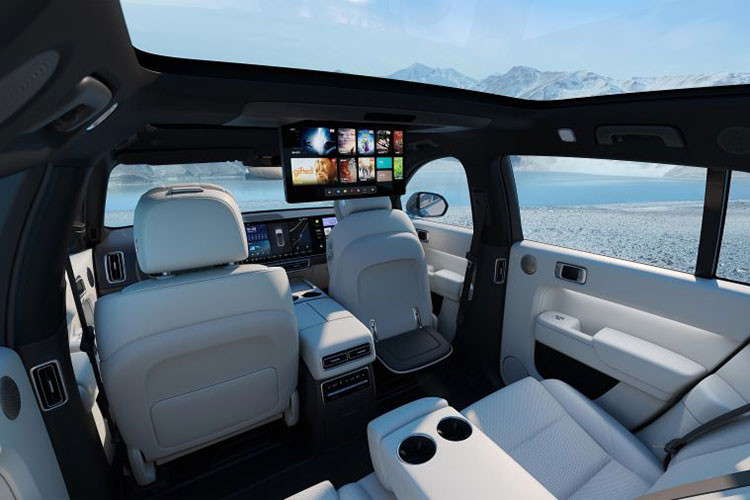 Ngoài ra còn có màn hình head-up 13,35 inch, và đặc biệt là màn hình giải trí phía sau siêu to, khổng lồ, được gắn lên trần của xe Li Auto L9 Pro 2023, kết hợp trang bị bộ giải trí 4D cho hàng ghế thứ 2, Dolby Atmos, hệ thống làm lạnh và tủ lạnh cách nhiệt, cửa hút điện và cửa sau cảm ứng 100 cấu hình hàng đầu được giữ lại, mang đến cho bạn 1 khoang nội thất chẳng khác nào rạp hát, xem phim và khách sạn cao cấp.