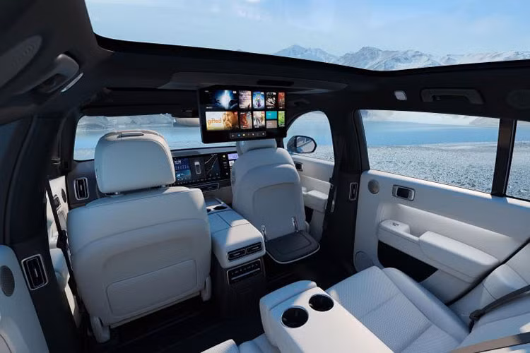 Ngoài ra còn có màn hình head-up 13,35 inch, và đặc biệt là màn hình giải trí phía sau siêu to, khổng lồ, được gắn lên trần của xe Li Auto L9 Pro 2023, kết hợp trang bị bộ giải trí 4D cho hàng ghế thứ 2, Dolby Atmos, hệ thống làm lạnh và tủ lạnh cách nhiệt, cửa hút điện và cửa sau cảm ứng 100 cấu hình hàng đầu được giữ lại, mang đến cho bạn 1 khoang nội thất chẳng khác nào rạp hát, xem phim và khách sạn cao cấp.