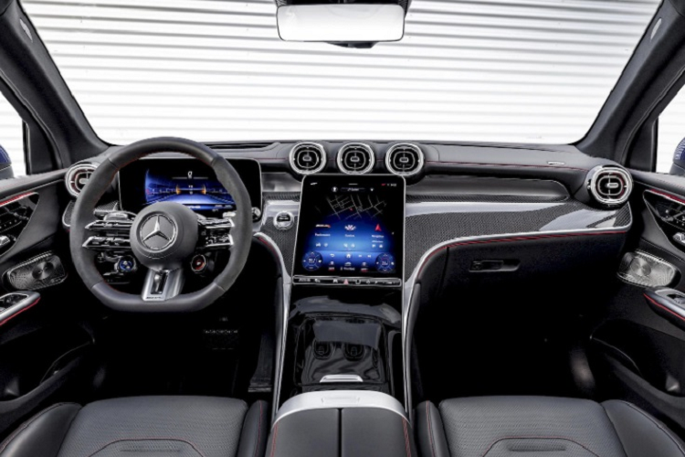 Động cơ này giúp Mercedes-AMG GLC 43 Coupe 2024 có thể tăng tốc từ 0-100 km/h trong thời gian 4,7 giây trước khi đạt vận tốc tối đa giới hạn điện tử 250 km/h.