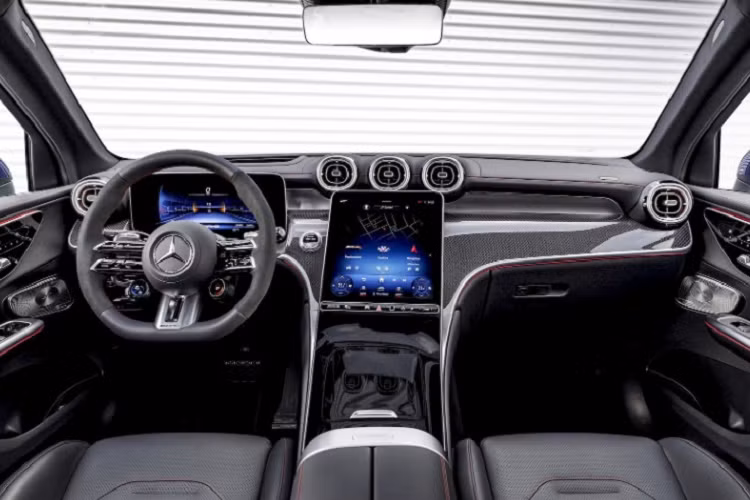 Động cơ này giúp Mercedes-AMG GLC 43 Coupe 2024 có thể tăng tốc từ 0-100 km/h trong thời gian 4,7 giây trước khi đạt vận tốc tối đa giới hạn điện tử 250 km/h.