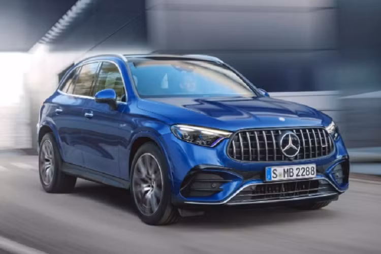 Ở phiên bản hiệu suất cao này, Mercedes-AMG GLC 43 và AMG GLC 63 đã không còn được trang bị những khối động cơ V6 và V8 nữa, thay vào đó là động cơ 4 xy-lanh mới.
