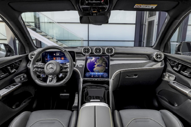 Tất cả cho ra tổng công suất lên đến 671 mã lực và mô-men xoắn cực đại là 1.019 Nm. Nhờ đó, xe có thể tăng tốc từ 0-100 km/h trong thời gian 3,5 giây và đạt vận tốc tối đa giới hạn điện tử 275 km/h. Bên cạnh sự thay đổi về động cơ, ngoại hình của bản hiệu suất cao cũng được tinh chỉnh đôi chút so với bản tiêu chuẩn