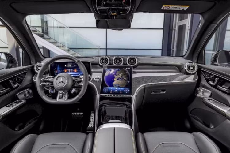 Tất cả cho ra tổng công suất lên đến 671 mã lực và mô-men xoắn cực đại là 1.019 Nm. Nhờ đó, xe có thể tăng tốc từ 0-100 km/h trong thời gian 3,5 giây và đạt vận tốc tối đa giới hạn điện tử 275 km/h. Bên cạnh sự thay đổi về động cơ, ngoại hình của bản hiệu suất cao cũng được tinh chỉnh đôi chút so với bản tiêu chuẩn