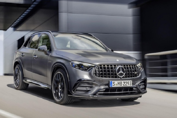 Đối với Mercedes-AMG GLC 63 S E Performance Coupe 2024, động cơ xăng tạo ra công suất tối đa 469 mã lực, kết hợp cùng mô-tơ điện mạnh 201 mã lực, cụm pin hiệu suất cao và hệ dẫn động 4 bánh toàn thời gian AMG Performance 4Matic+.