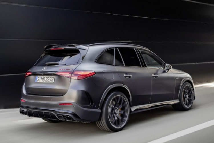 Về nội thất, bên trong khoang cabin của hai mẫu SUV hiệu suất cao này được trang bị vô lăng AMG Performance thể thao, đi cùng hệ thống thông tin giải trí Mercedes-Benz User Experience (MBUX). Hiện hãng xe sang nước Đức vẫn chưa tiết lộ giá và thời điểm bán những chiếc AMG GLC 2024.